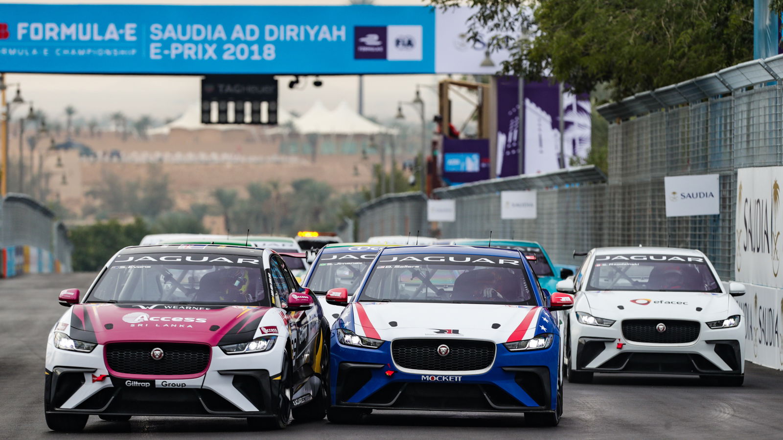 Evans memenangkan perlombaan perdana Jaguar I-PACE eTROPHY